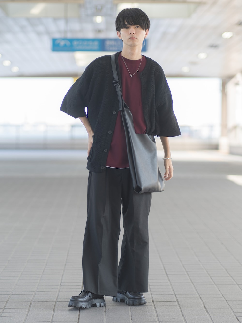 「フレアパンツ、ワイドパンツ、スラックス、ローファー、厚底シューズ、カーディガン、マルシェバッグ、レイヤードスタイル、シンプルコーデ、きれいめカジュアル、大学生、夏コーデ、プチプラ、プチプラコーデ、休日スタイル」｜「ETELIOのビッグシルエット鹿の子編み5分袖サマーカーディガン（カーディガン/ボレロ、ブラック系）」を使った、まささん（メンズ・178cm）の夏コーディネートの2枚目の写真