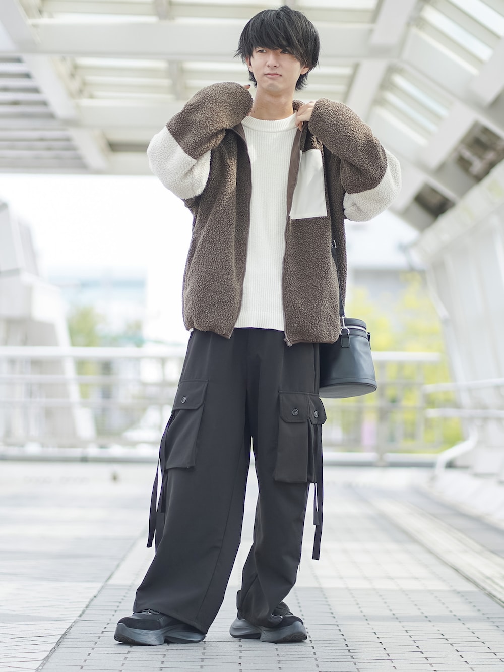 「ファッションを楽しもう、WEARyouthコーデ、ボアジャケット、ボア、レイヤードスタイル、マイベストコーデ2023、クリスマスに着たい服、ブラウン、ショルダーバッグ、プチプラ、プチプラコーデ、ビッグシルエット、ETELIO、ニット、冬アウター」｜「ETELIOのルーズシルエットモールヤーンクルーネックニット（ニット/セーター、ホワイト系）」を使った、まささん（メンズ・178cm）の秋コーディネートの3枚目の写真