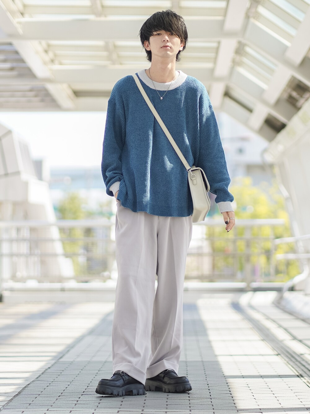 「秋服まるっと大公開、モールニット、ロールアップ、スラックス、ローファー、配色ニット、ショルダーバッグ、スクエアバッグ、秋服準備はじめました、秋コーデ、厚底シューズ、休日スタイル、ワイドパンツ、シンプルコーデ、ETELIO」｜「ETELIOのルーズシルエットモールヤーンクルーネックニット（ニット/セーター、ブルー系）」を使った、まささん（メンズ・178cm）の秋コーディネートの2枚目の写真