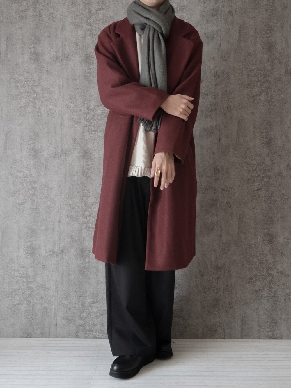 「WEARハロウィン2022、ワインレッド、クリスマスに着たい服、クリスマス、ロングコート、トレンチコート、ETELIO、ビッグシルエット、ニット、ワイドパンツ、秋冬コーデ、プチプラ、大学生、マフラー、マフラーぐるぐる」｜「ETELIOのビッグシルエットメルトンダブルチェスターコート（チェスターコート、レッド系）」を使った、まささん（メンズ・178cm）の秋コーディネートの2枚目の写真