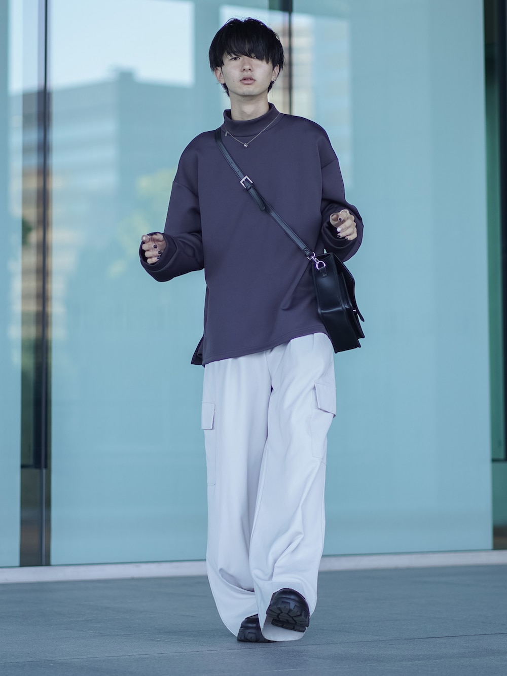 「シンプルスタイル、モノトーン、モノトーンコーデ、カーゴパンツ、ワイドパンツ、ローファー、厚底シューズ、休日スタイル、休日コーデ、モックネック、大学生、お出かけコーデ、WEARyouthコーデ、ショルダーバッグ、ミニバッグ」｜「ETELIOのモックネックハイポンチ長袖ドレーププルオーバー（Tシャツ/カットソー、グレー系）」を使った、まささん（メンズ・178cm）の夏コーディネートの3枚目の写真