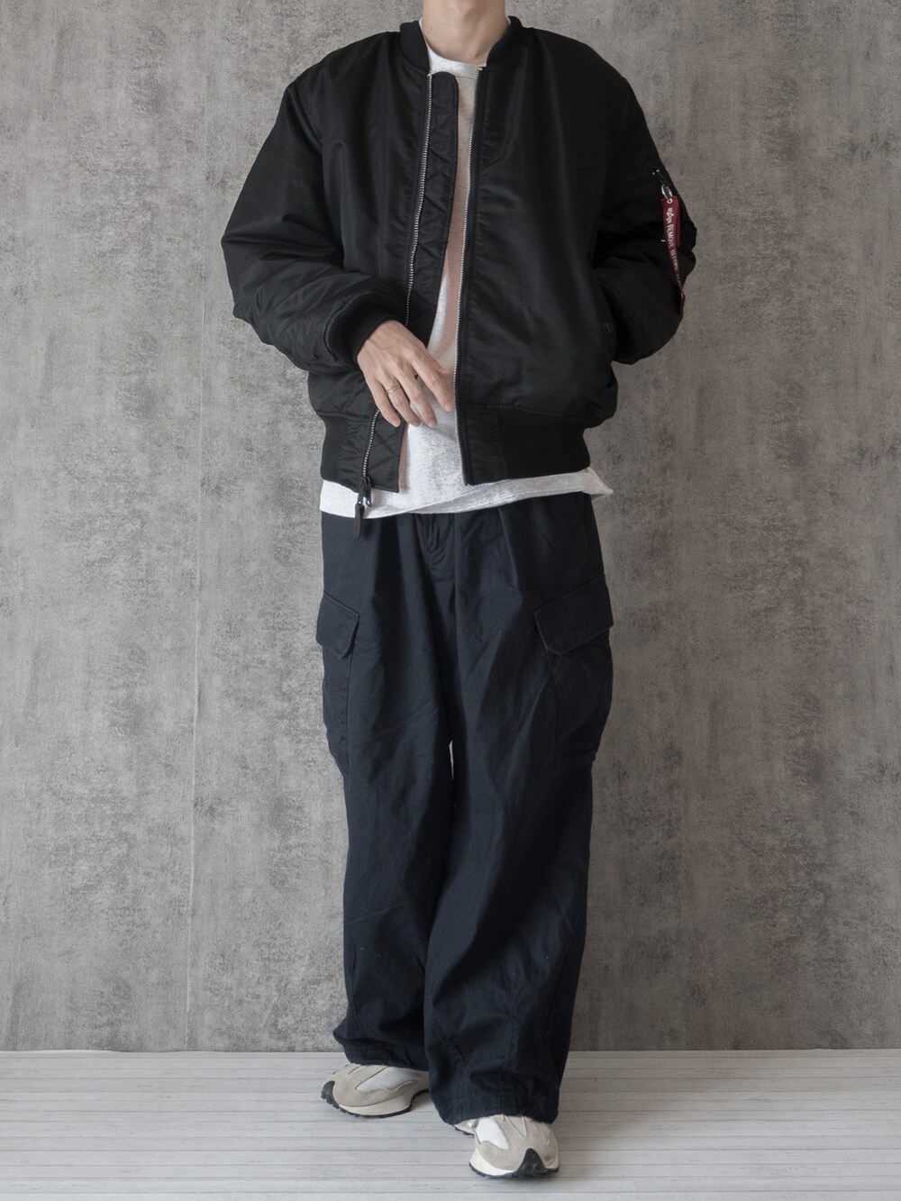 「カーゴパンツ、ワイドパンツ、厚底シューズ、ビッグシルエット、MA-1、リバーシブル、ミリタリー、アウトドアスタイル、レイヤードスタイル、オーバーサイズ、大学生、秋コーデ、秋服準備はじめました、ミリタリージャケット、カジュアル」｜「ALPHAのAlpha Industries/アルファインダストリーズ MA-1 CORE SPEC フライトジャケット（U.S.サイズ）リバーシブル（MA-1、ブラック系）」を使った、まささん（メンズ・178cm）の秋コーディネートの2枚目の写真