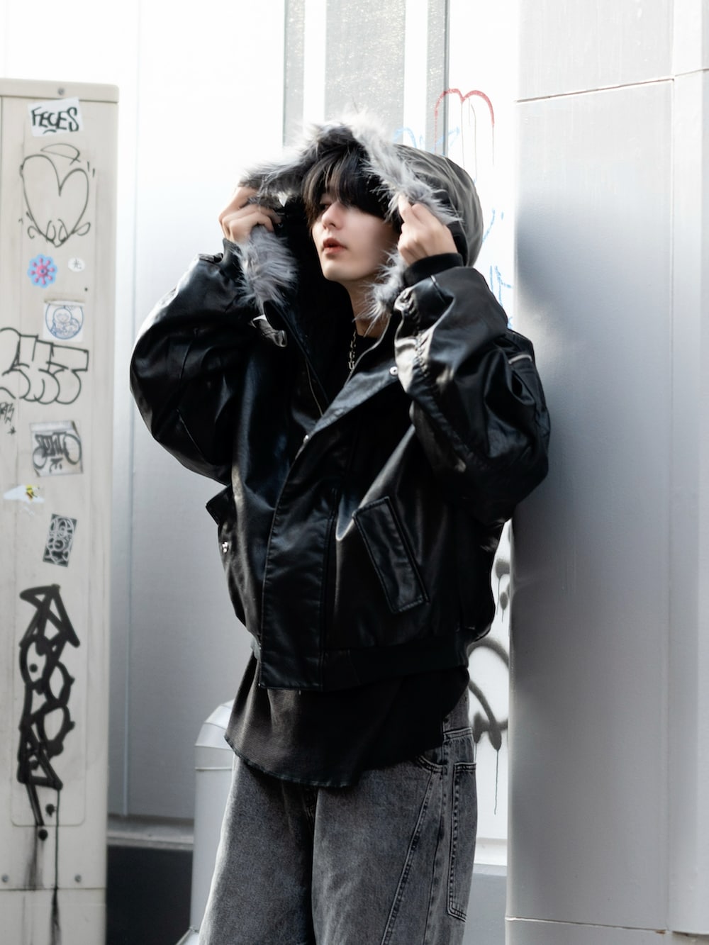 ブラック系のミリタリージャケット、ブラック系のTシャツ/カットソー、ブラック系のデニムパンツを着用したメンズの秋コーディネートの3枚目の写真