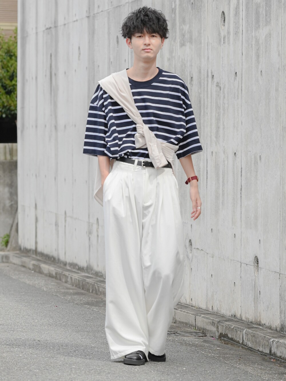 「ボーダー、ボーダートップス、ボーダーTシャツ、白パンツ、ワイドパンツ、グルカサンダル、たすき掛け、肩掛け、大学生、プチプラ、GU、春コーデ、春夏コーデ、シンプルコーデ、休日スタイル」｜「RAGEBLUEのラグイージー/クリーンシャツ（シャツ/ブラウス、ホワイト系）」を使った、まささん（メンズ・178cm）の春コーディネートの3枚目の写真