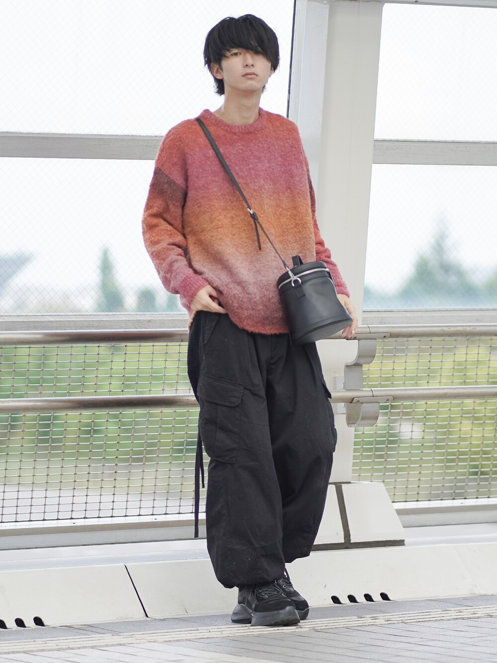 「秋服準備はじめました、ビッグシルエット、グラデーション、グラデーションニット、カーゴパンツ、ワイドパンツ、厚底シューズ、厚底スニーカー、ショルダーバッグ、オーバーサイズ、プチプラ、プチプラコーデ、大学生、ゆるコーデ、ニット」｜「RAGEBLUEの【まさコラボアイテム】フェイクレザー/2WAYバニティバッグ（ショルダーバッグ、ブラック系）」を使った、まささん（メンズ・178cm）の秋コーディネートの2枚目の写真