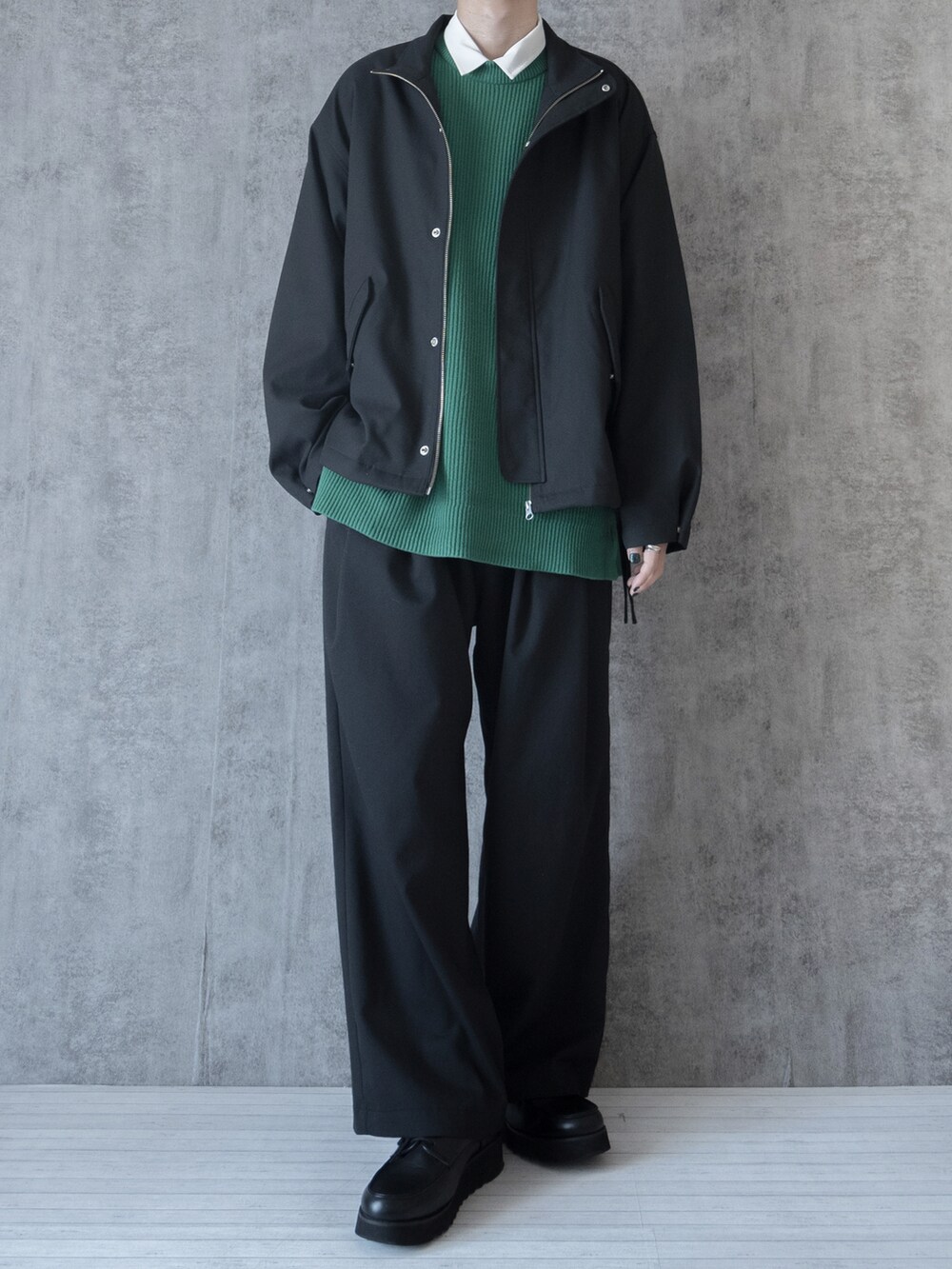 「クリスマスに着たい服、休日スタイル、休日コーデ、レイヤードスタイル、ニット、グリーン、ワイドパンツ、厚底シューズ、ビッグシルエット、大学生、RAGEBLUE、HARE、シンプルコーデ、プチプラ、プチプラコーデ」｜「RAGEBLUEのPEツイル/スタンドブルゾン＜セットアップ着用可能＞/260523（ブルゾン、ブラック系）」を使った、まささん（メンズ・178cm）の冬コーディネートの2枚目の写真