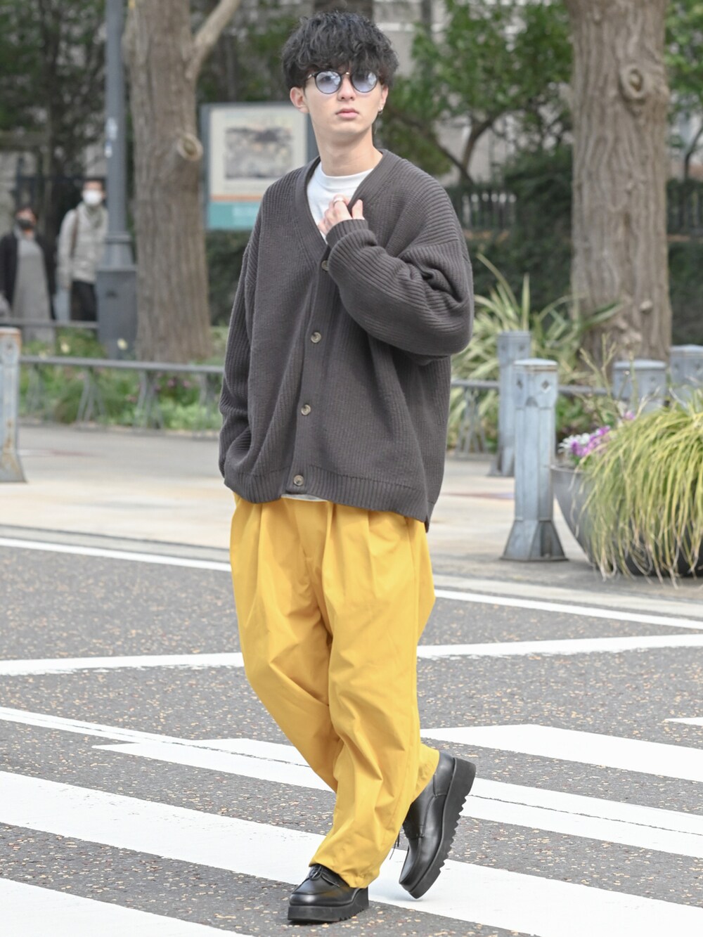 「カラーパンツ、サングラス、メガネ男子、バルーンパンツ、ワイドパンツ、大学生、チョコ色に染まれ、カーディガン、ロンT、オーバーサイズ、ビッグシルエット、ゆるコーデ、春服みてみて、ローファー、革靴」｜「ASTRONOMYの畔編みルーズシルエットカーディガン（カーディガン/ボレロ、グレー系）」を使った、まささん（メンズ・178cm）の春コーディネートの3枚目の写真