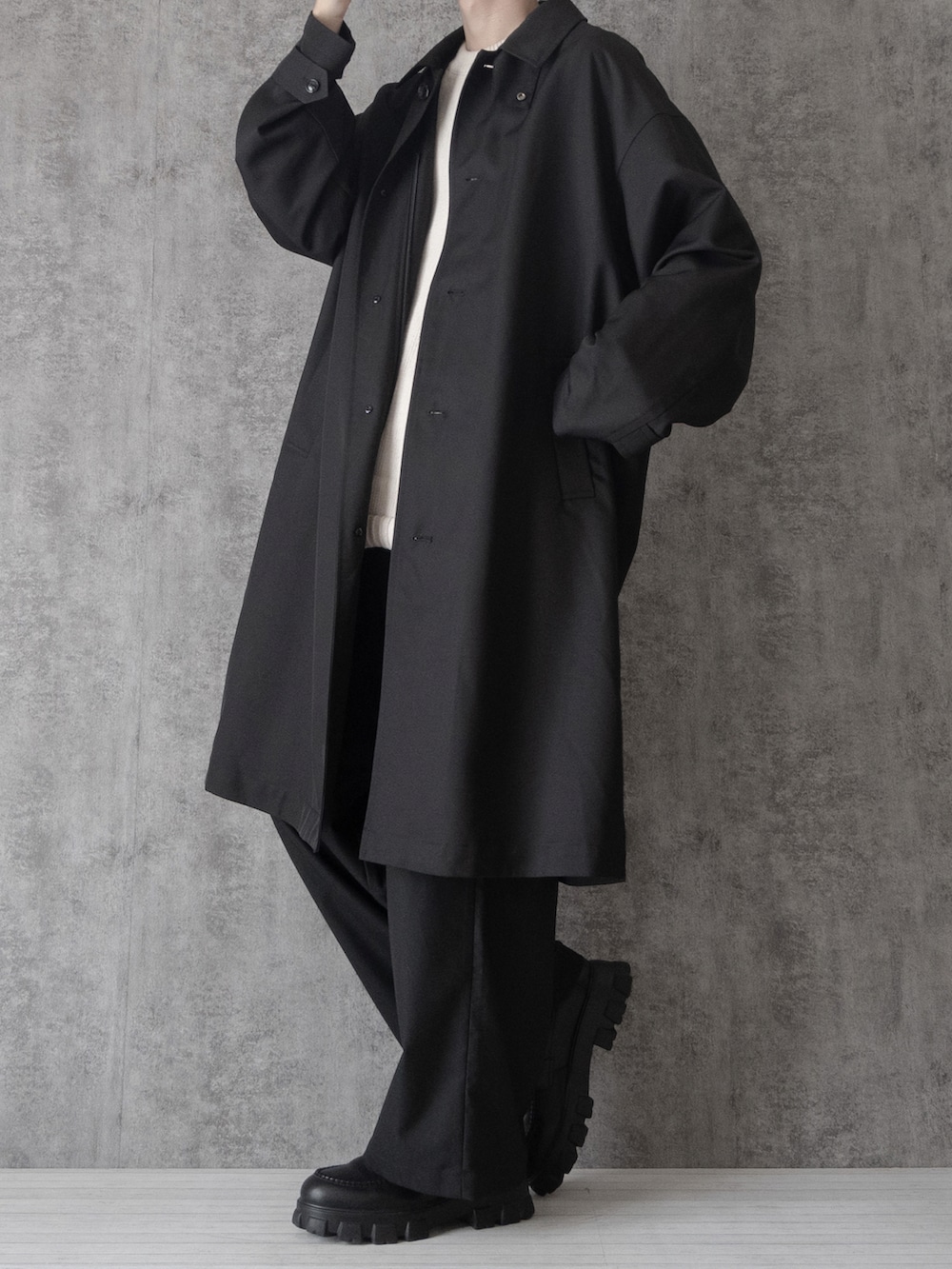 「ファッションを楽しもう、WEARyouthコーデ、ワイドパンツ、モノトーン、モノトーンコーデ、ステンカラーコート、ロングコート、ローファー、厚底シューズ、シンプルコーデ、きれいめカジュアル、RAGEBLUE、秋冬コーデ、ビッグシルエット、大学生」｜「RAGEBLUEの【まさコラボアイテム】2WAYステンカラーコート（ステンカラーコート、ブラック系）」を使った、まささん（メンズ・178cm）の秋コーディネートの2枚目の写真