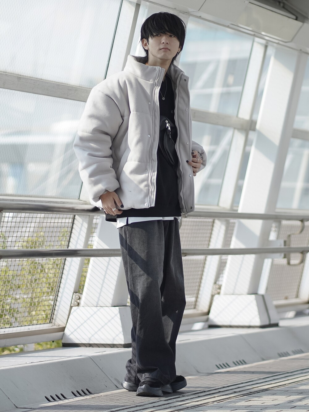 「ファッションを楽しもう、WEARyouthコーデ、ダウンジャケット、デニム、デニムパンツ、スウェット、レイヤードスタイル、モノトーン、モノトーンコーデ、大学生、厚底シューズ、スニーカー、冬コーデ、ワイドパンツ、プチプラ」｜「ETELIOのメルトンスタンドネックエコダウンジャケット（ダウンジャケット/コート、グレー系）」を使った、まささん（メンズ・178cm）の秋コーディネートの2枚目の写真