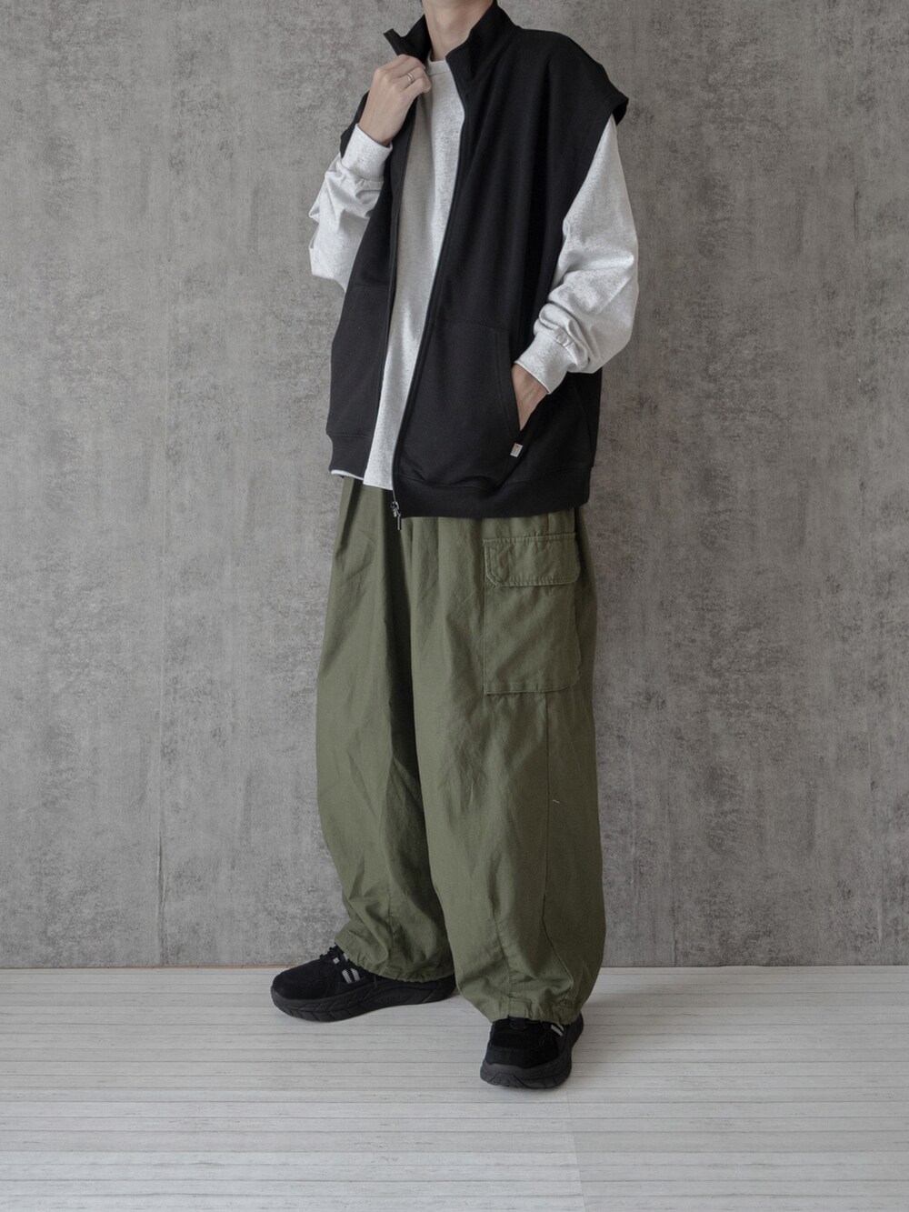 「秋服準備はじめました、ベスト、ロンT、レイヤードスタイル、大学生、カーゴパンツ、カーキ、カーキパンツ、厚底シューズ、ビッグシルエット、ゆるコーデ、オーバーサイズ、RAGEBLUE、プチプラ、プチプラコーデ」｜「SIGNAL SPORTSの【SIGNAL SPORTS】裏毛スタンドジップルーズベスト（ベスト、ブラック系）」を使った、まささん（メンズ・178cm）の秋コーディネートの3枚目の写真