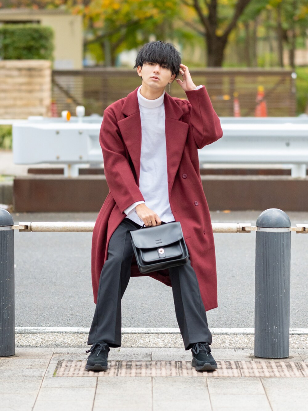 「コート、ロングコート、大学生、ETELIO、プチプラ、シンプルコーデ、シンプル、トレンチコート、ビッグシルエット、ワインレッド、タートルネック、レイヤードスタイル、ワイドパンツ、ミニバッグ、厚底シューズ」｜「ETELIOのビッグシルエットメルトンダブルチェスターコート（チェスターコート、レッド系）」を使った、まささん（メンズ・178cm）の秋コーディネートの3枚目の写真