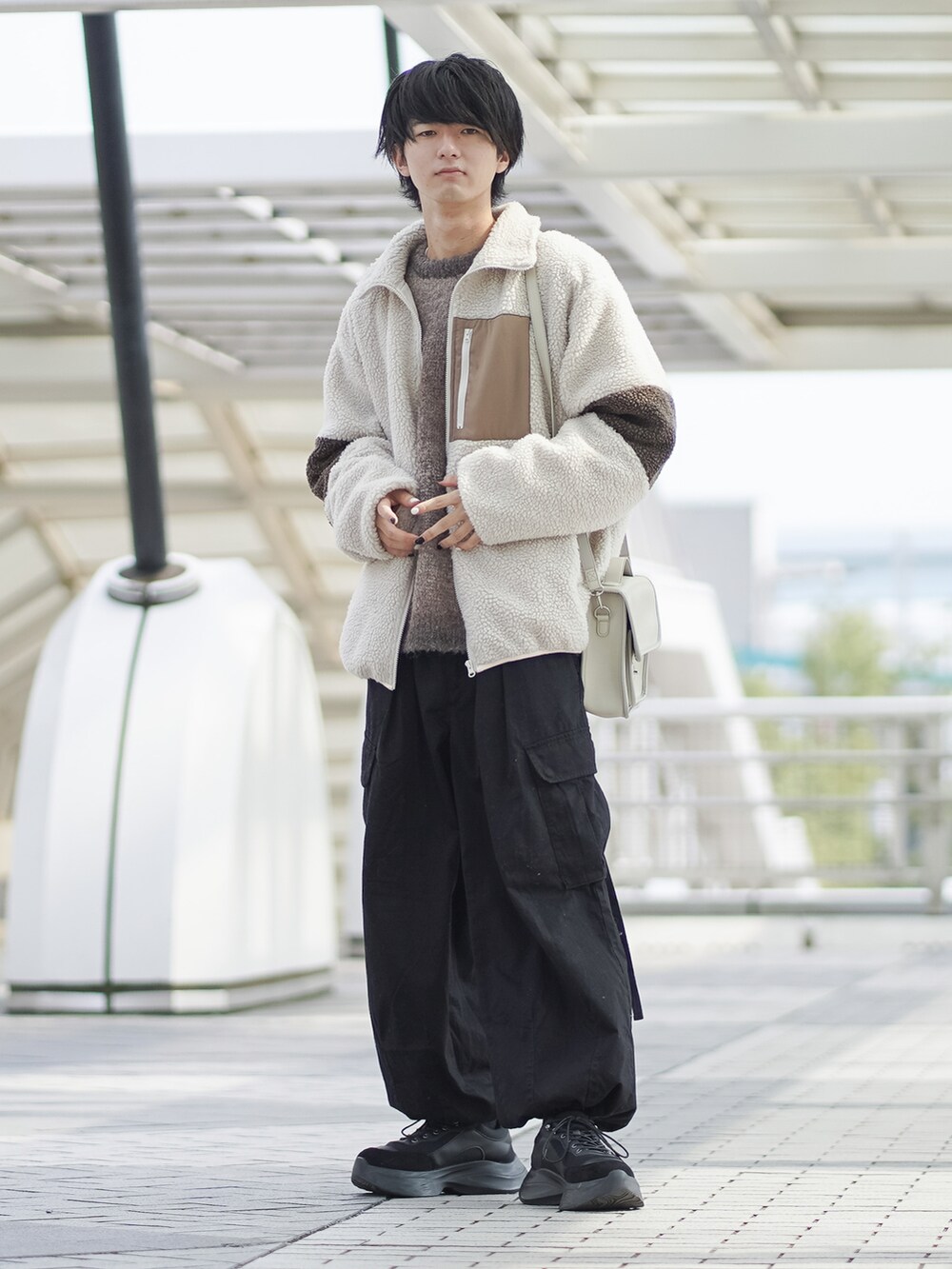 「グラデーション、グラデーションニット、ビッグシルエット、カーゴパンツ、厚底シューズ、スニーカーコーデ、ボア、ボアジャケット、レイヤードスタイル、お出かけコーデ、ゆるコーデ、大学生、プチプラ、プチプラコーデ、冬アウター」｜「RAGEBLUEのウェザークロス/ワイドストレート/タックカーゴパンツ（カーゴパンツ、ブラック系）」を使った、まささん（メンズ・178cm）の冬コーディネートの2枚目の写真