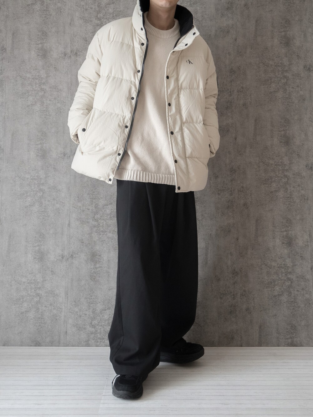 「WEARハロウィン2022、ダウンジャケット、Calvin Klein、モノトーン、レイヤードスタイル、ビッグシルエット、オーバーサイズ、ゆるコーデ、ワイドパンツ、厚底シューズ、厚底スニーカー、大学生、ニット、モノトーンコーデ、休日スタイル」｜「Calvin Kleinのバッジオーバーサイズ ダウンジャケット（ダウンジャケット/コート、ホワイト系）」を使った、まささん（メンズ・178cm）の秋コーディネートの2枚目の写真