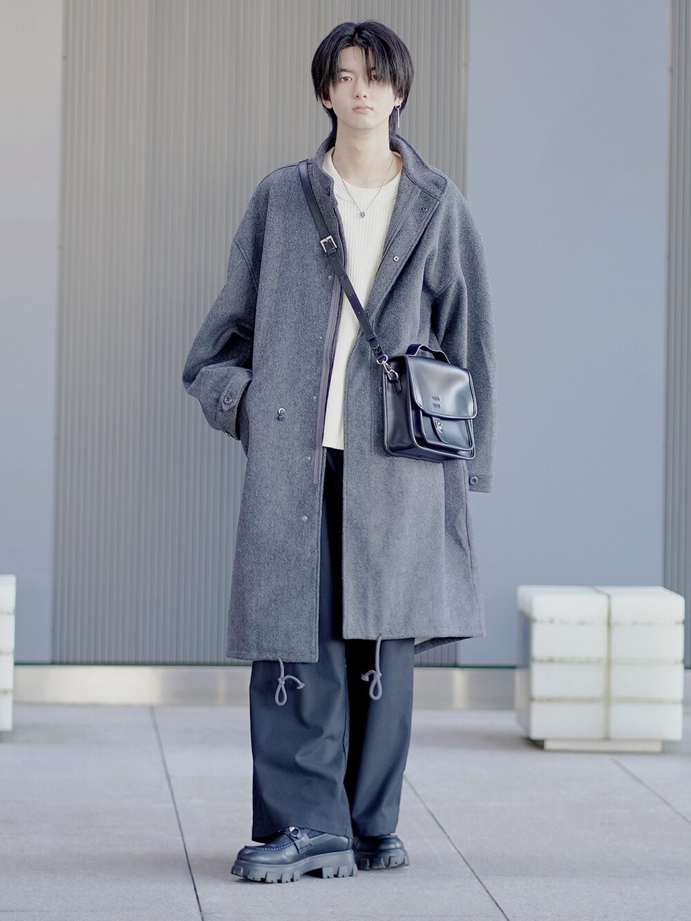 「モッズコート、ニット、ショルダーバッグ、ワイドパンツ、ローファー、ロングコート、クリスマスに着たい服、厚底シューズ、大学生、レイヤードスタイル、ETELIO、プチプラ、プチプラコーデ、ビッグシルエット、モノトーン」｜「ETELIOのビッグシルエットメルトンM-65ロングモッズコート（モッズコート、ブラック系）」を使った、まささん（メンズ・178cm）の冬コーディネートの2枚目の写真