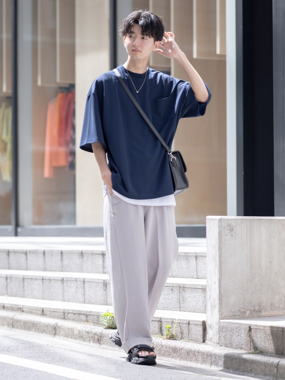 「WEARyouthコーデ、初夏コーデ、ETELIO、半袖Ｔシャツ、レイヤードスタイル、ミニバッグ、ショルダーバッグ、スクエアバッグ、スラックス、厚底シューズ、厚底サンダル、夏コーデ、シンプルスタイル、ワイドパンツ、ビッグシルエット」｜「ETELIOの【2点セット】梨地ポケット付きクルービッグTシャツ＆ロングタンクトップアンサンブルセット（Tシャツ/カットソー、ブルー系）」を使った、まささん（メンズ・178cm）の夏コーディネートの3枚目の写真