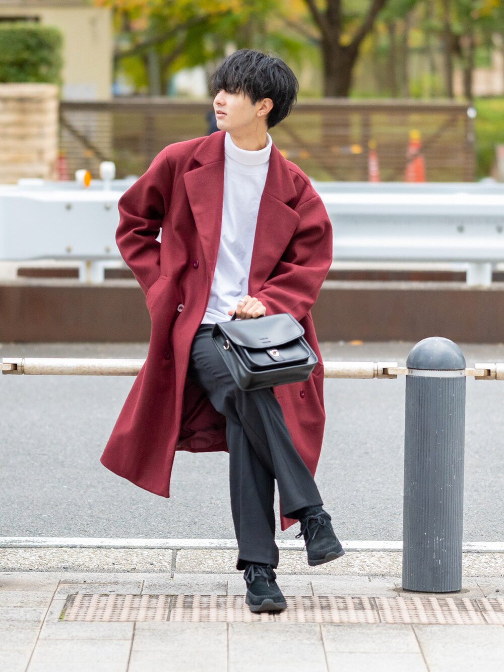 「コート、ロングコート、大学生、ETELIO、プチプラ、シンプルコーデ、シンプル、トレンチコート、ビッグシルエット、ワインレッド、タートルネック、レイヤードスタイル、ワイドパンツ、ミニバッグ、厚底シューズ」｜「ETELIOのビッグシルエットメルトンダブルチェスターコート（チェスターコート、レッド系）」を使った、まささん（メンズ・178cm）の秋コーディネートの2枚目の写真