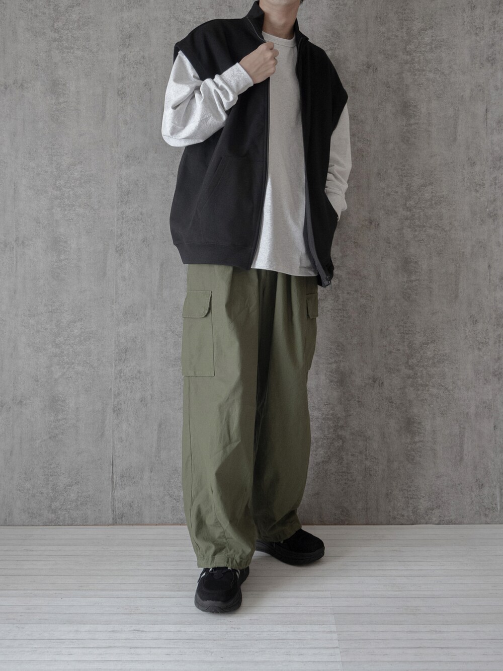 「秋服準備はじめました、ベスト、ロンT、レイヤードスタイル、大学生、カーゴパンツ、カーキ、カーキパンツ、厚底シューズ、ビッグシルエット、ゆるコーデ、オーバーサイズ、RAGEBLUE、プチプラ、プチプラコーデ」｜「SIGNAL SPORTSの【SIGNAL SPORTS】裏毛スタンドジップルーズベスト（ベスト、ブラック系）」を使った、まささん（メンズ・178cm）の秋コーディネートの2枚目の写真
