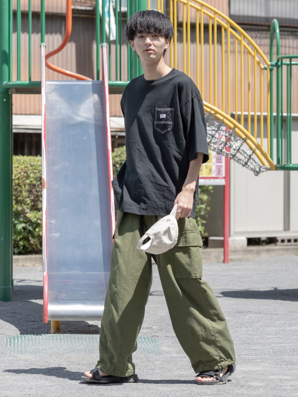 「真夏のアクティブスタイル、アウトドアスタイル、カーゴパンツ、夏だ！Tシャツ着よう！、スポーツサンダル、スポーツミックス、キャップ、ビッグシルエット、ゆるコーデ、ワイドパンツ、カーキ、大学生、リラックススタイル、プチプラ、RAGEBLUE」｜「SMITH'SのSMITH'S(スミス)別注ポケットTシャツ（Tシャツ/カットソー、ブラック系）」を使った、まささん（メンズ・178cm）の夏コーディネートの3枚目の写真