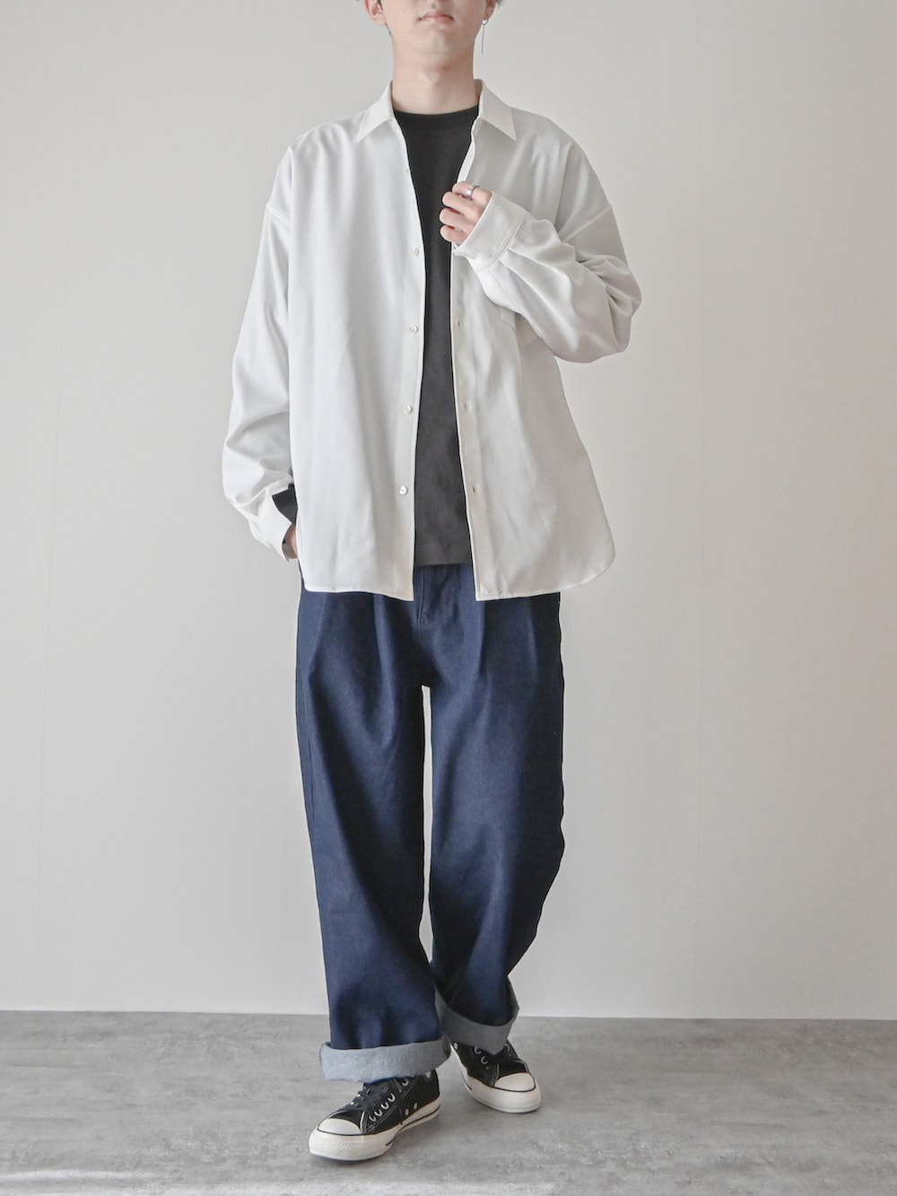 「春服みてみて、レイヤードスタイル、シャツスタイル、シャツアウター、デニム、デニムパンツ、ロールアップ、大学生、春アウター、春コーデ、シンプルコーデ、休日スタイル、ロンT、ワイドパンツ、春カラー」｜「RUUBONの【RUUBON】rustic long sleeve Tee / ラスティック ロングスリーブTシャツ（Tシャツ/カットソー、グレー系）」を使った、まささん（メンズ・178cm）の春コーディネートの2枚目の写真