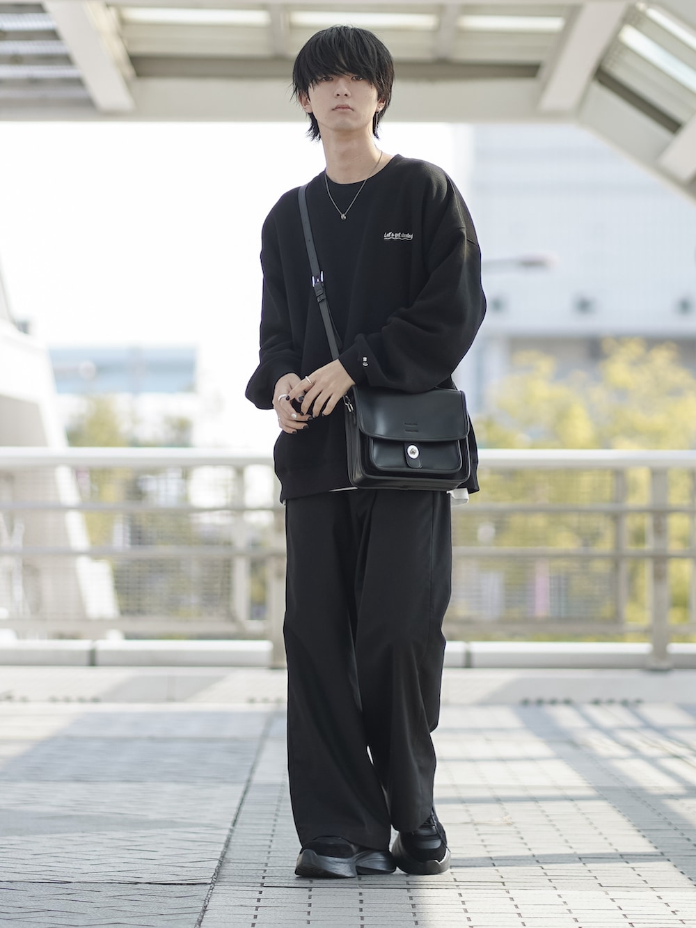 「ファッションを楽しもう、WEARyouthコーデ、オールブラック、スウェット、ワイドパンツ、モノトーン、モノトーンコーデ、ショルダーバッグ、厚底シューズ、厚底スニーカー、スニーカーコーデ、クリスマスに着たい服、マイベストコーデ2023、レイヤードスタイル、ビッグシルエット」｜「RAGEBLUEの【まさコラボアイテム】裏起毛/ワンポイント刺繍スウェット（スウェット、ブラック系）」を使った、まささん（メンズ・178cm）の秋コーディネートの2枚目の写真