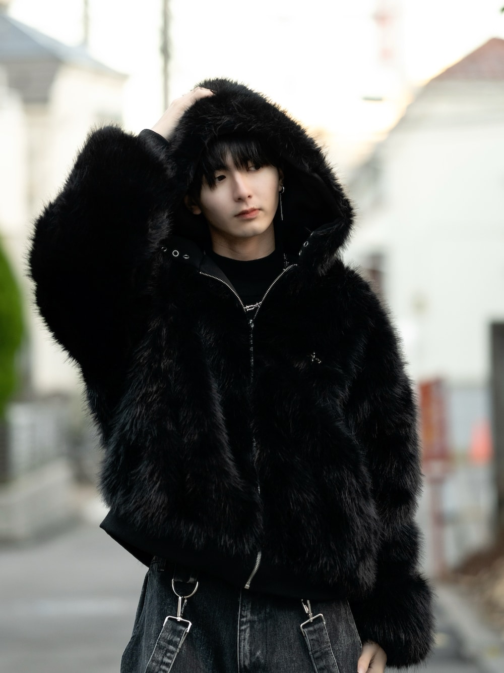 ブラック系のその他アウター、ブラック系のニット/セーター、ブラック系のカーゴパンツを着用したメンズの秋コーディネートの2枚目の写真