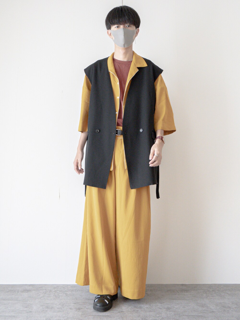 イエロー系のシャツ/ブラウス、イエロー系のその他パンツ、ブラック系のショルダーバッグを着用したメンズの夏コーディネートの3枚目の写真