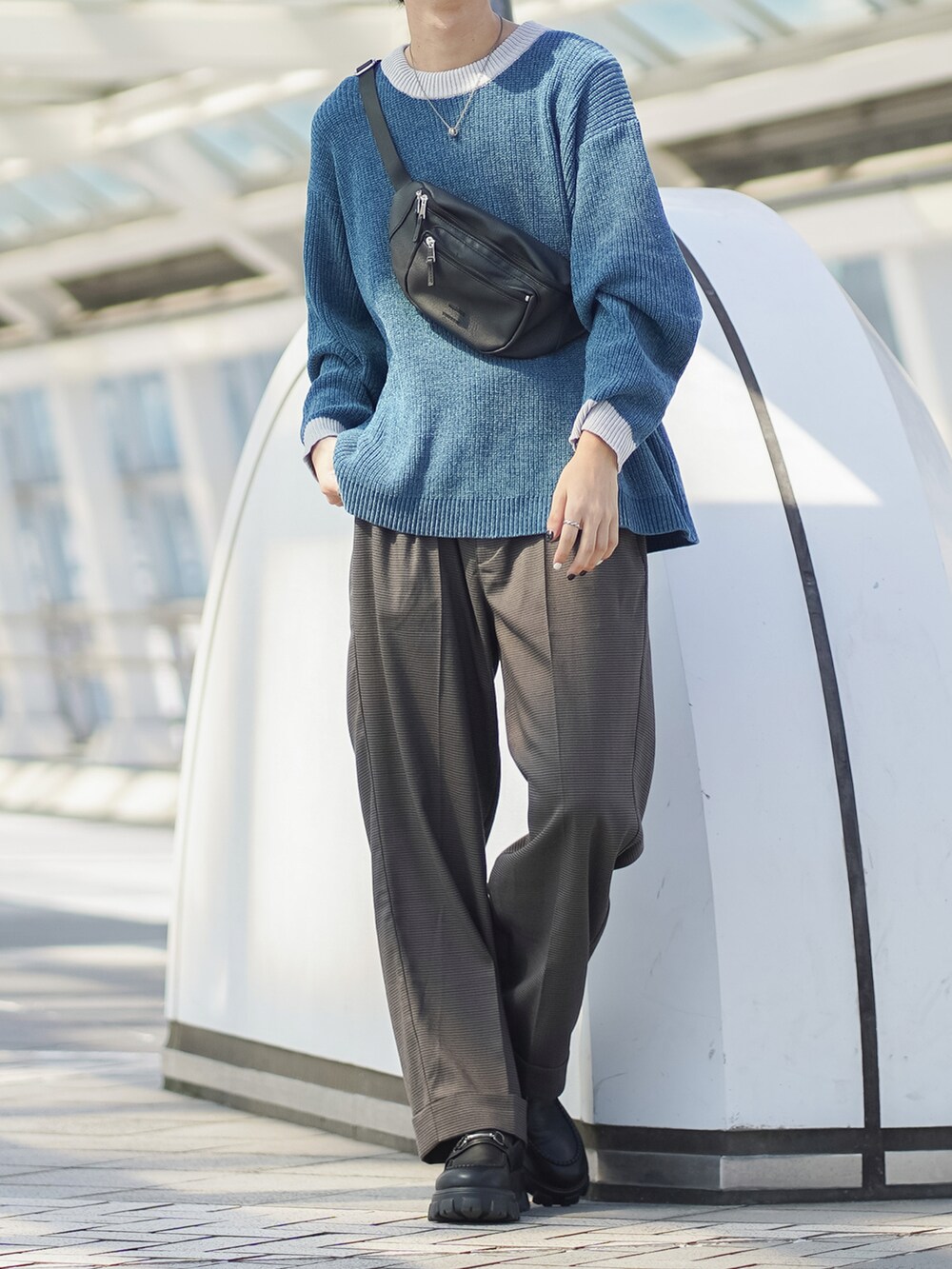 「秋服まるっと大公開」｜「ETELIOのルーズシルエットモールヤーンクルーネックニット（ニット/セーター、ブルー系）」を使った、まささん（メンズ・178cm）の秋コーディネートの2枚目の写真