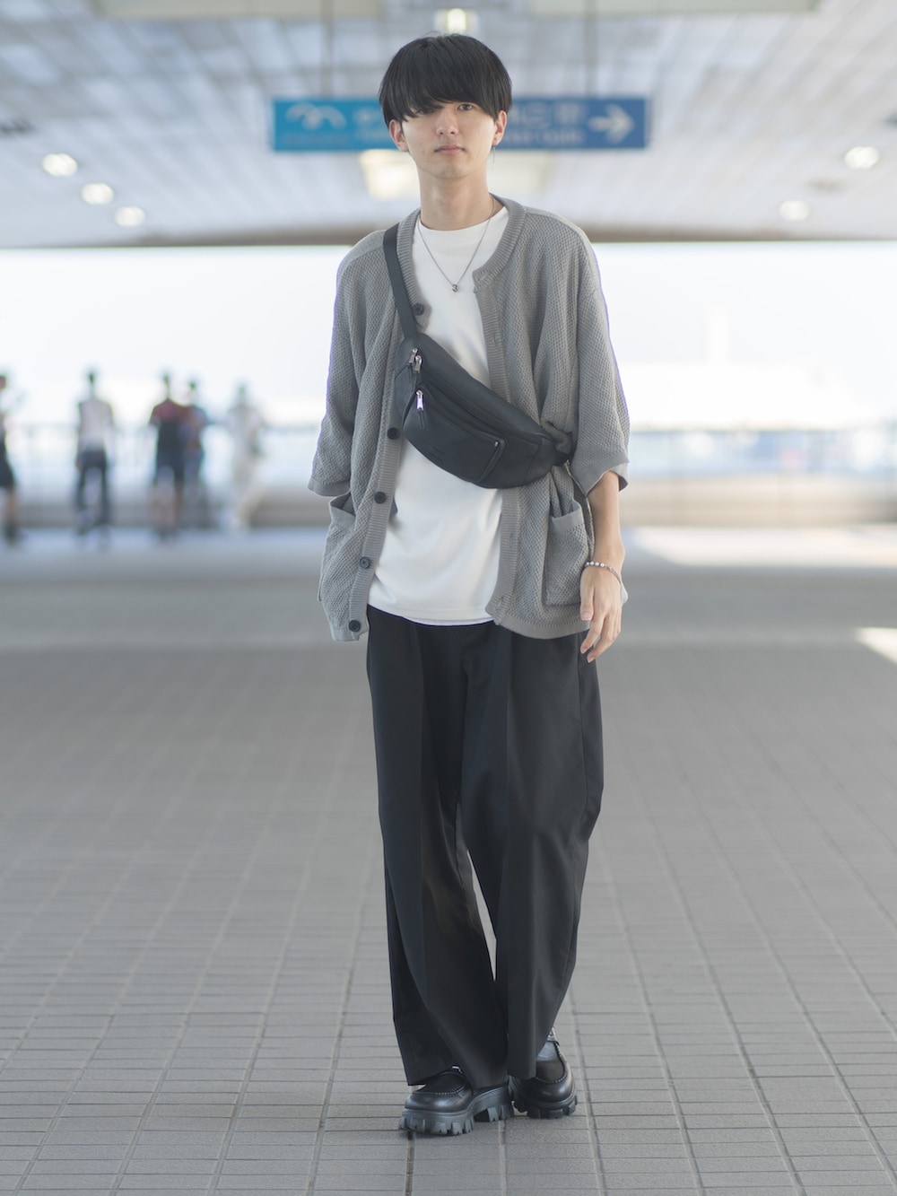 「みんなの白Tフェス、休日スタイル、夏コーデ、休日コーデ、WEARyouthコーデ、フレアパンツ、スラックス、ワイドパンツ、ボディバッグ、モノトーン、モノトーンコーデ、シンプルコーデ、カーディガン、厚底シューズ、ローファー」｜「ETELIOのビッグシルエット鹿の子編み5分袖サマーカーディガン（カーディガン/ボレロ、ブルー系）」を使った、まささん（メンズ・178cm）の夏コーディネートの2枚目の写真