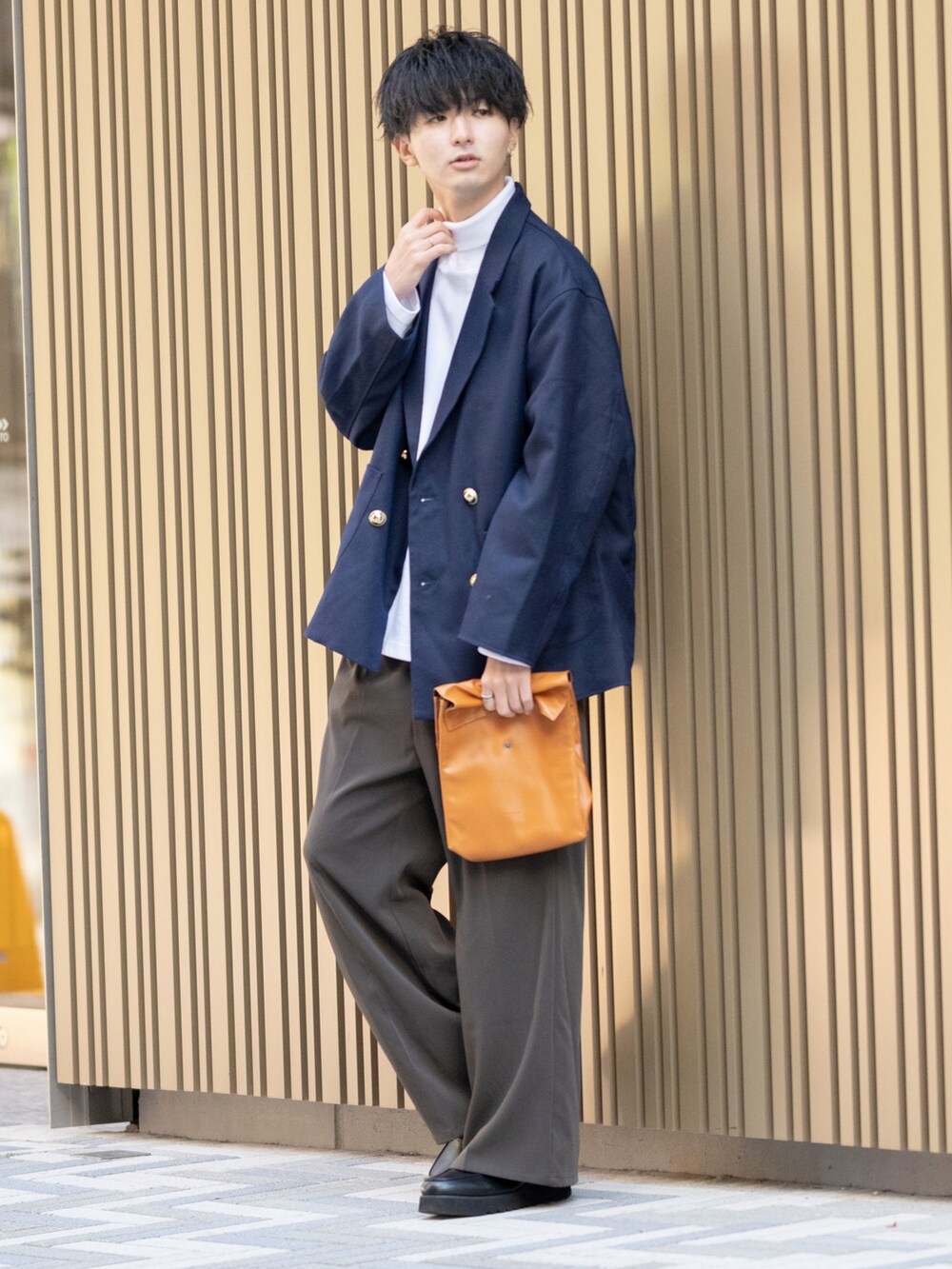 「WEARハロウィン2022、紺ブレ、ジャケット、ミニバッグ、秋コーデ、タートルネック、レイヤードスタイル、大学生、ワイドパンツ、フレアパンツ、厚底シューズ、ローファー、ビッグシルエット、休日コーデ、休日スタイル」｜「remerのloose basic turtle neck Tee / ルーズベーシックタートルネックTee（Tシャツ/カットソー、ホワイト系）」を使った、まささん（メンズ・178cm）の秋コーディネートの3枚目の写真