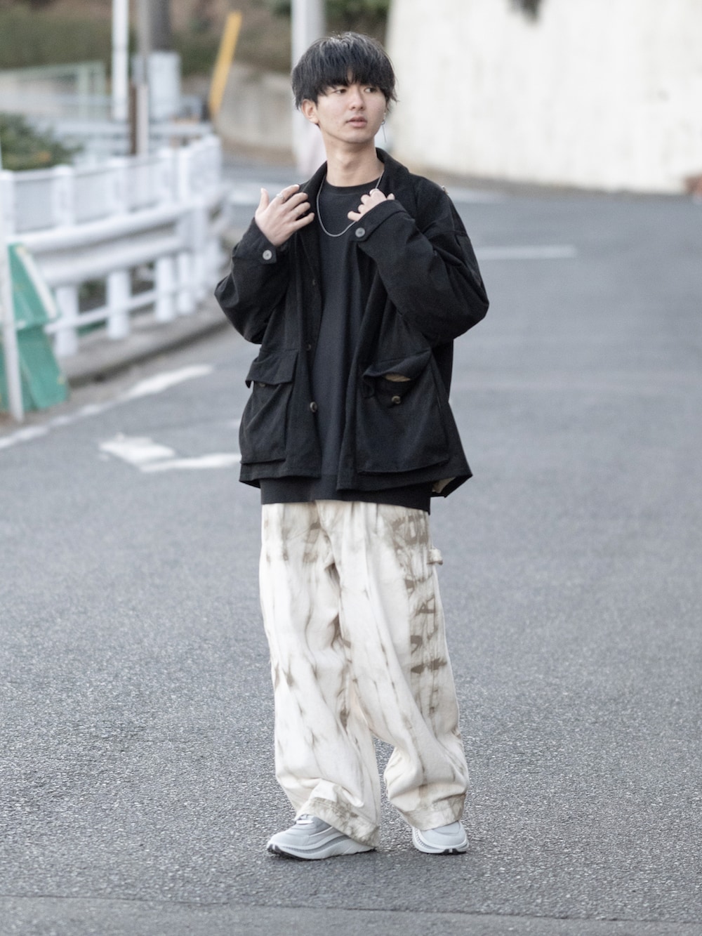 「休日スタイル、休日コーデ、ワイドパンツ、ペインターパンツ、モノトーン、モノトーンコーデ、厚底シューズ、レイヤードスタイル、CASPER JOHN、大学生、ビッグシルエット、オーバーサイズ、冬コーデ、きれいめカジュアル、ミリタリー」｜「CASPER JOHNのM-47 field jacket/M-47フィールドジャケット（ミリタリージャケット、ブラック系）」を使った、まささん（メンズ・178cm）の冬コーディネートの2枚目の写真