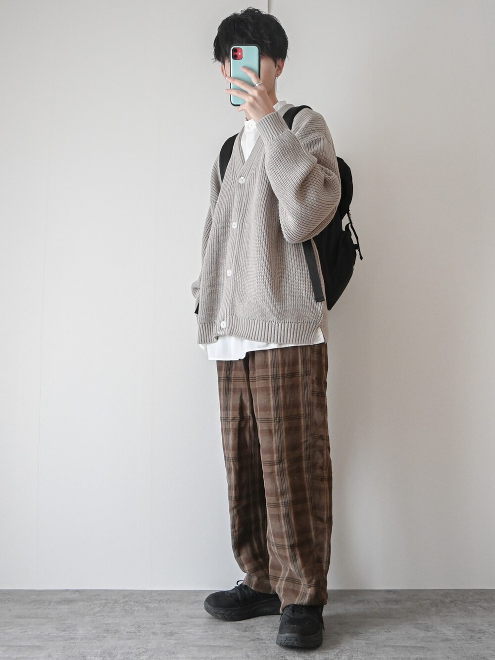 「チェックパンツ、チェック、チェック柄に恋してる、ワイドパンツ、厚底スニーカー、厚底シューズ、大学生、リュック、カーディガン、ビッグシルエット、ゆるコーデ、レイヤードスタイル、バンドカラーシャツ、春コーデ、チョコ色に染まれ」|「ASTRONOMYの畔編みルーズシルエットカーディガン(カーディガン/ボレロ、グレー系)」を使った、まささん(メンズ・178cm)の冬コーディネートの4枚目の写真