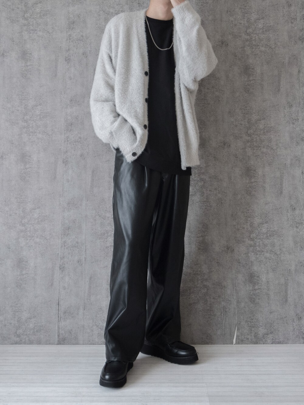「Junred、レザー、レザーパンツ、カーディガン、シャギーニット、シャギー、モノトーン、モノトーンコーデ、レイヤードスタイル、シンプルコーデ、大学生、ワイドパンツ、ビッグシルエット、休日スタイル、厚底シューズ」｜「JUNREDのシャギーニットルーズカーディガン（カーディガン/ボレロ、グレー系）」を使った、まささん（メンズ・178cm）の冬コーディネートの3枚目の写真