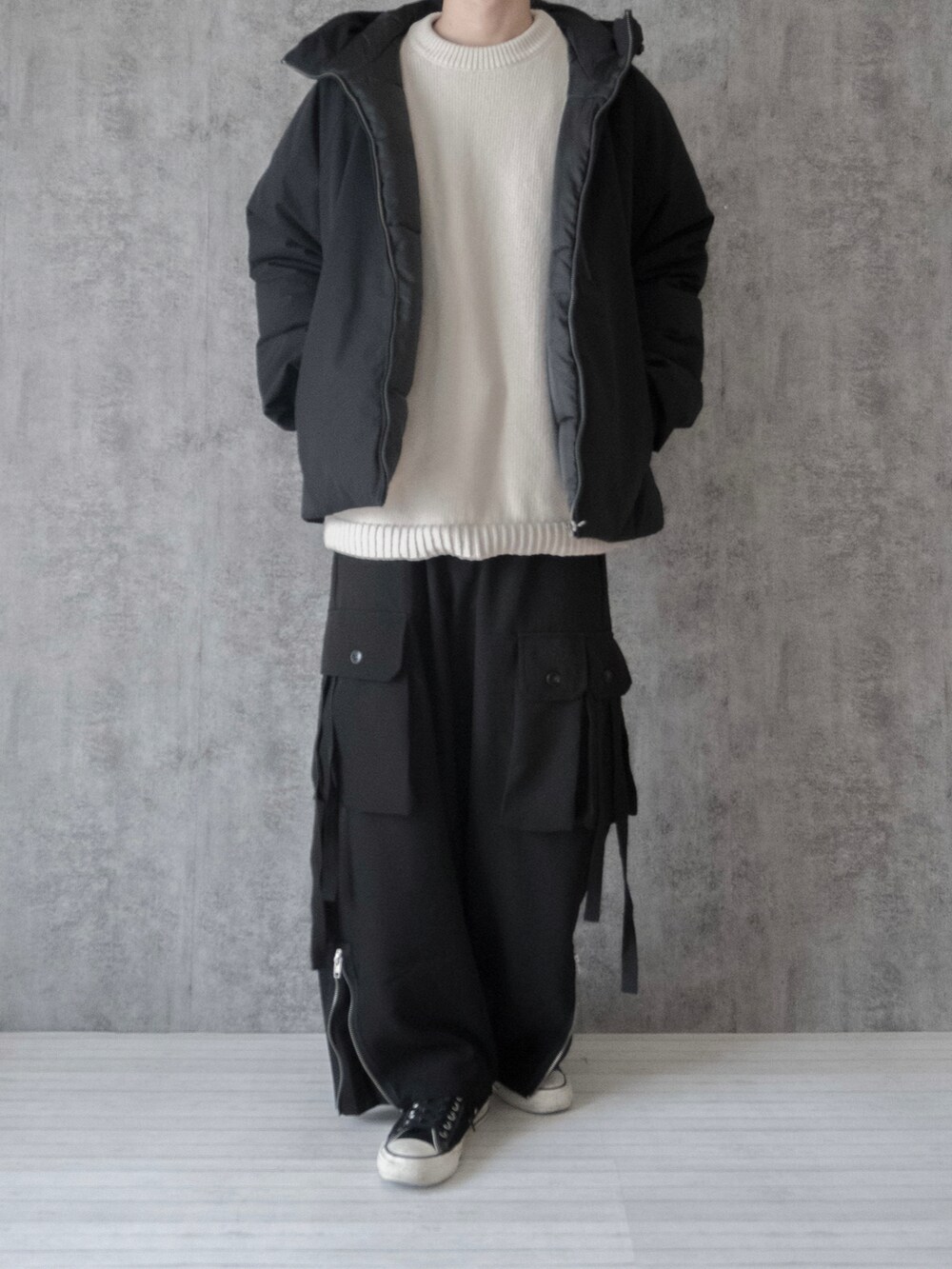 「未来のWEARISTAプロジェクト、ダウンジャケット、モノトーン、モノトーンコーデ、カーゴパンツ、ワイドパンツ、converse、ニット、レイヤードスタイル、ビッグシルエット、休日コーデ、休日スタイル、大学生、MONO-MART、プチプラ」｜「remerのloose basic heavy cotton over knit / ルーズベーシックヘビーコットンオーバーニット（ニット/セーター、ホワイト系）」を使った、まささん（メンズ・178cm）の冬コーディネートの2枚目の写真