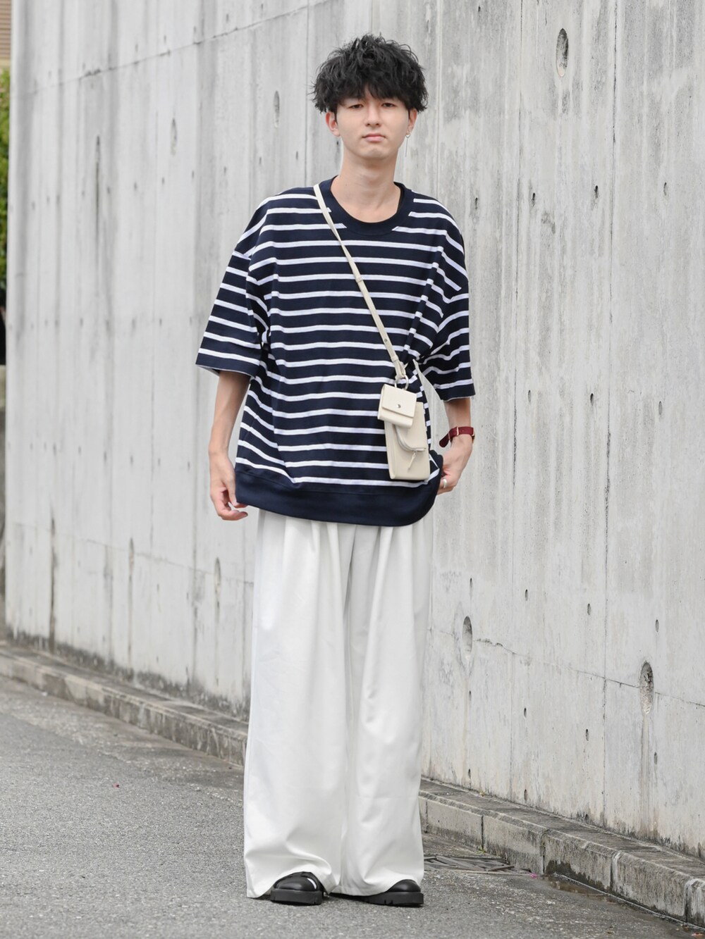 「ミニバッグ、ボーダー、ワイドパンツ、白パンツ、グルカサンダル、グルカシューズ、タックイン、プチプラ、プチプラコーデ、RAGEBLUE、ビッグシルエット、ゆるコーデ、休日スタイル、大学生、ごきげんウィーク」｜「RAGEBLUEのグルカシューズ/930837（ドレスシューズ、ブラック系）」を使った、まささん（メンズ・178cm）の春コーディネートの5枚目の写真