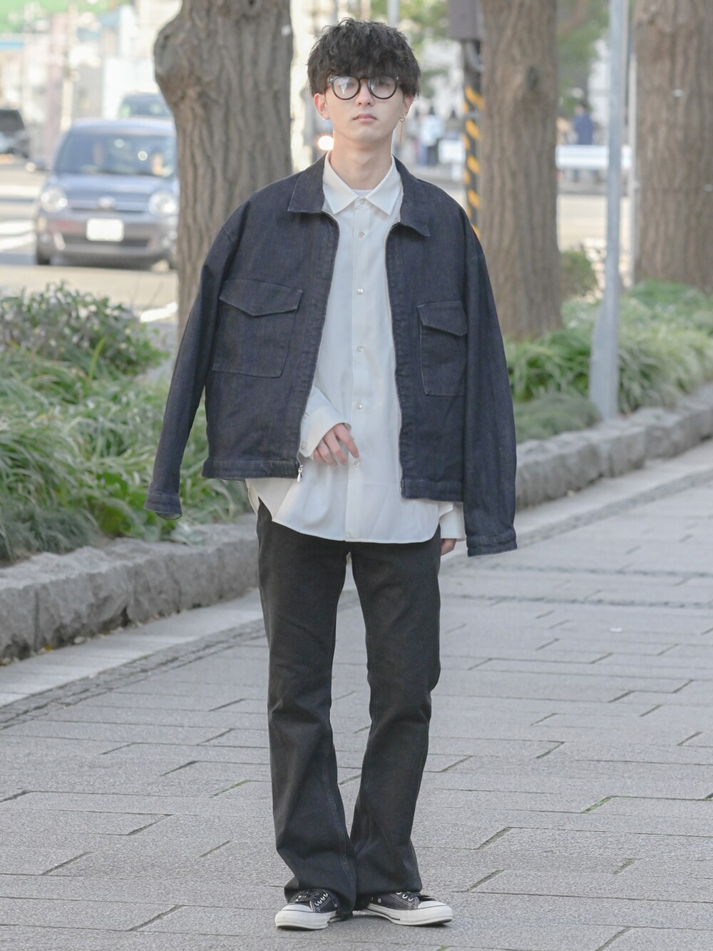 「春服みてみて、デニム、デニムパンツ、デニムジャケット、フレアパンツ、シャツスタイル、レイヤードスタイル、大学生、春アウター、コンバース、休日スタイル、韓国ファッション、メガネ男子、オーバーサイズ、ビッグシルエット」｜「EDWINの【ZOZO限定商品】 セットアップ　（デニムジャケット＋スキニーパンツ）（セットアップ、ブルー系）」を使った、まささん（メンズ・178cm）の春コーディネートの2枚目の写真