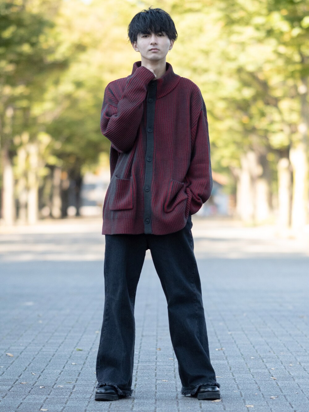 「WEARハロウィン2022、カーディガン、ニット、レッド、デニム、デニムパンツ、フリンジ、フレアパンツ、大学生、ハイネック、ハイネックニット、ワイドパンツ、秋コーデ、プチプラ、シンプルコーデ」｜「ENDER PRODUCTSのビックシルエット リブ編みストライプ配色ハイネックニットカーディガン 2022 AW【ENDER PRODUCTS/エンダープロダクツ】（カーディガン/ボレロ、レッド系）」を使った、まささん（メンズ・178cm）の秋コーディネートの3枚目の写真