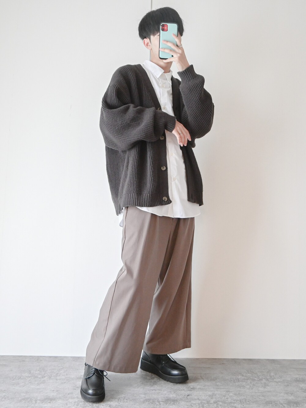 「オーバーサイズ、ビッグシルエット、ワイドパンツ、白シャツ、レイヤードスタイル、カーディガン、春夏コーデ、ローファー、革靴、大学生、厚底シューズ、カラーパンツ、プチプラ、休日スタイル、シンプルコーデ」｜「ASTRONOMYの畔編みルーズシルエットカーディガン（カーディガン/ボレロ、グレー系）」を使った、まささん（メンズ・178cm）の春コーディネートの3枚目の写真