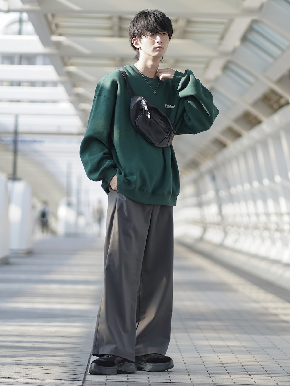「スウェット、ワイドパンツ、厚底シューズ、スニーカー、ファッションを楽しもう、WEARyouthコーデ、シンプルコーデ、ゆるコーデ、ビッグシルエット、大学生、ワンポイント、ボディバッグ、お出かけコーデ、きれいめカジュアル、秋コーデ」｜「RAGEBLUEの【まさコラボアイテム】裏起毛/ワンポイント刺繍スウェット（スウェット、グリーン系）」を使った、まささん（メンズ・178cm）の秋コーディネートの2枚目の写真