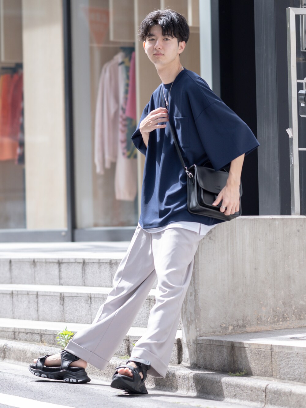 「WEARyouthコーデ、初夏コーデ、ETELIO、半袖Ｔシャツ、レイヤードスタイル、ミニバッグ、ショルダーバッグ、スクエアバッグ、スラックス、厚底シューズ、厚底サンダル、夏コーデ、シンプルスタイル、ワイドパンツ、ビッグシルエット」｜「ETELIOの【2点セット】梨地ポケット付きクルービッグTシャツ＆ロングタンクトップアンサンブルセット（Tシャツ/カットソー、ブルー系）」を使った、まささん（メンズ・178cm）の夏コーディネートの2枚目の写真