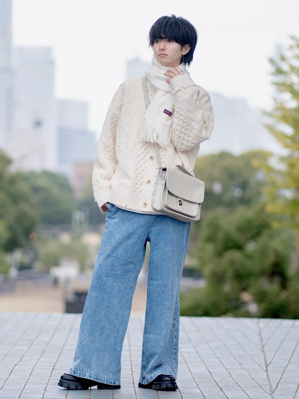 「新星WEARISTAにエントリー、WEARyouthコーデ、デニム、デニムパンツ、フレアパンツ、クリスマスに着たい服、ホワイトコーデ、マフラーぐるぐる、ビッグシルエット、ローファー、シンプルコーデ、お出かけコーデ、カーディガン、マイベストコーデ2023、淡色コーデ」｜「RAGEBLUEの【まさコラボアイテム】ケーブルニット/クルーネックカーディガン（カーディガン/ボレロ、ホワイト系）」を使った、まささん（メンズ・178cm）の冬コーディネートの2枚目の写真