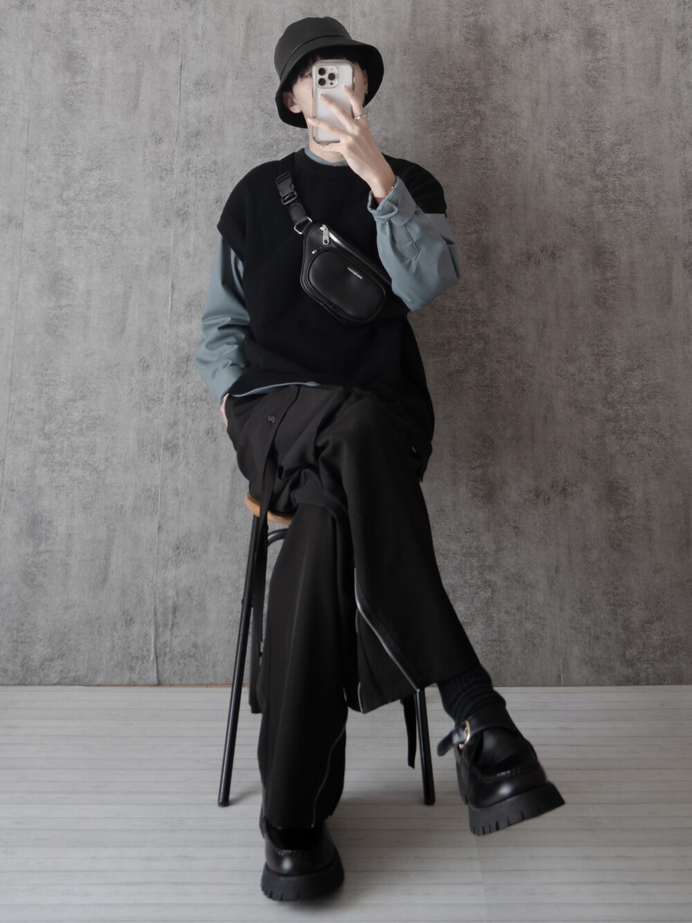 「SERACEの【SERACE】Loose silhouette knitted vest / ルーズシルエットニットベスト（ベスト、ブラック系）」を使った、まささん（メンズ・178cm）の春コーディネートの2枚目の写真
