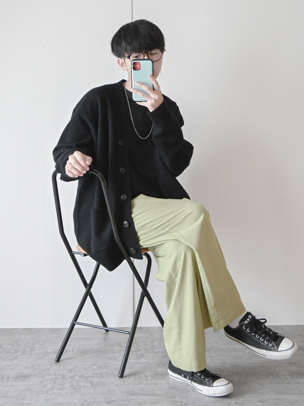 「ビッグシルエット、オーバーサイズ、カラーパンツ、ワイドパンツ、converse、レイヤードスタイル、カーディガン、プチプラ、プチプラコーデ、UNIQLO、RAGEBLUE、メガネ男子、めがね、大学生、春コーデ」｜「RAGEBLUEのサマーTRストレッチ/タックワイドパンツ/262752（スラックス、グリーン系）」を使った、まささん（メンズ・178cm）の春コーディネートの2枚目の写真