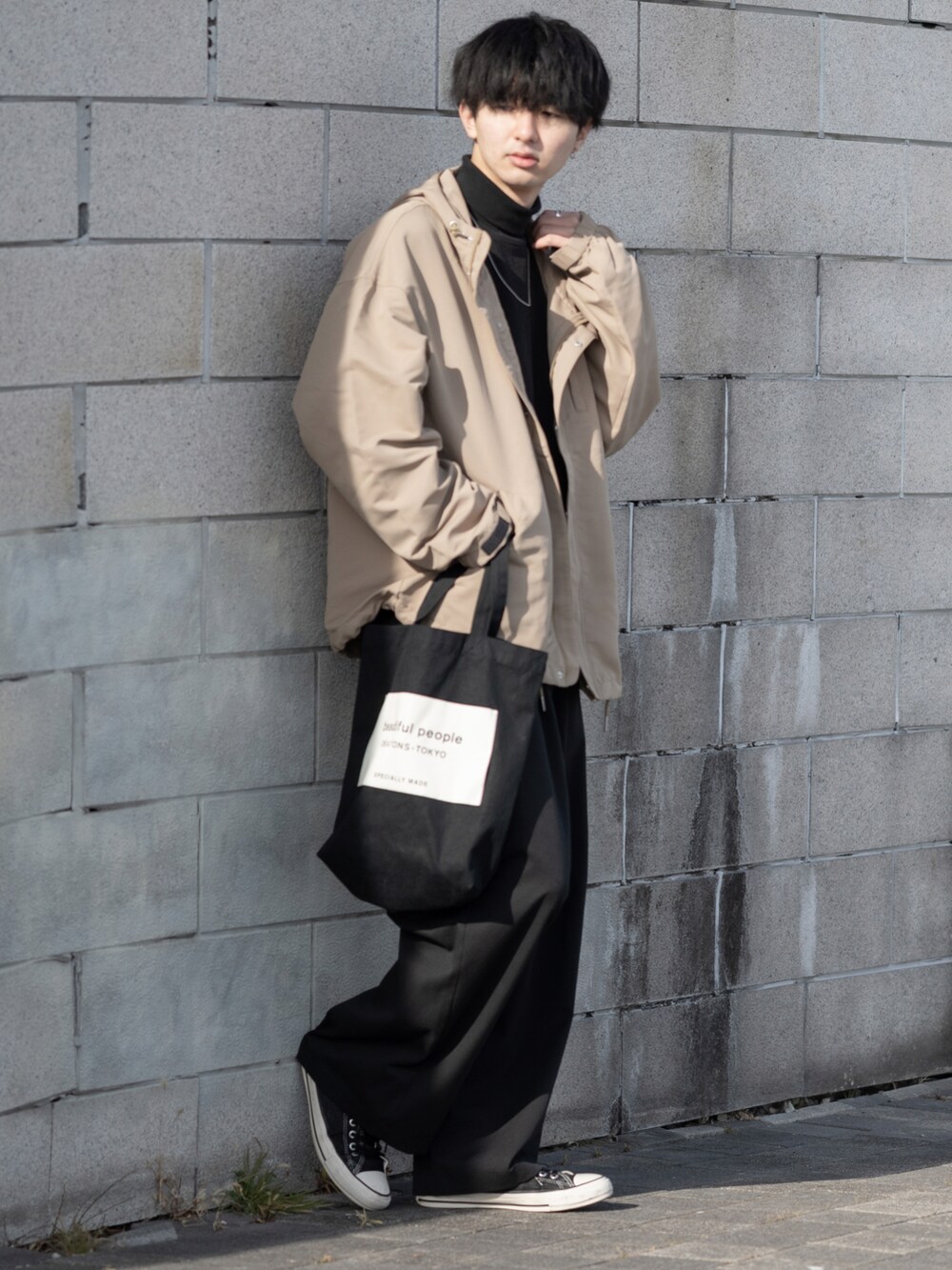 「ベージュ、マウンテンパーカー、トートバッグ、ワイドパンツ、タートルネック、レイヤードスタイル、ビッグシルエット、スニーカーコーデ、スニーカー、大学生、シンプルコーデ、プチプラ、プチプラコーデ、休日スタイル、休日コーデ」｜「remerのloose basic turtle neck Tee / ルーズベーシックタートルネックTee（Tシャツ/カットソー、ホワイト系）」を使った、まささん（メンズ・178cm）の冬コーディネートの2枚目の写真