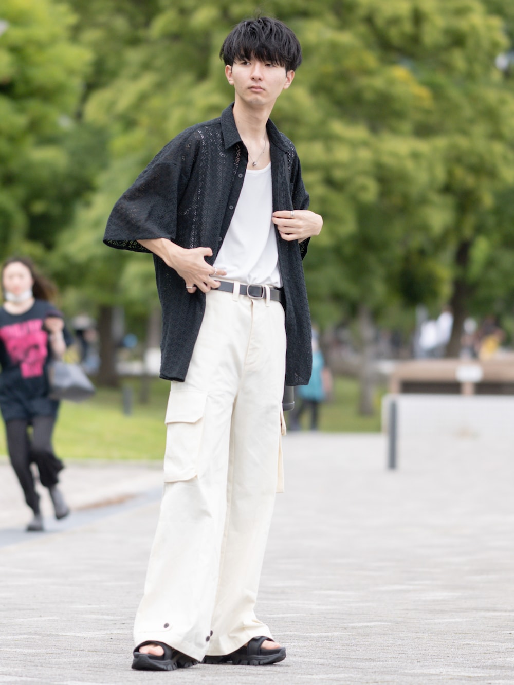 ブラック系のシャツ/ブラウス、ホワイト系のタンクトップ、ホワイト系のパンツを着用したメンズの夏コーディネートの3枚目の写真