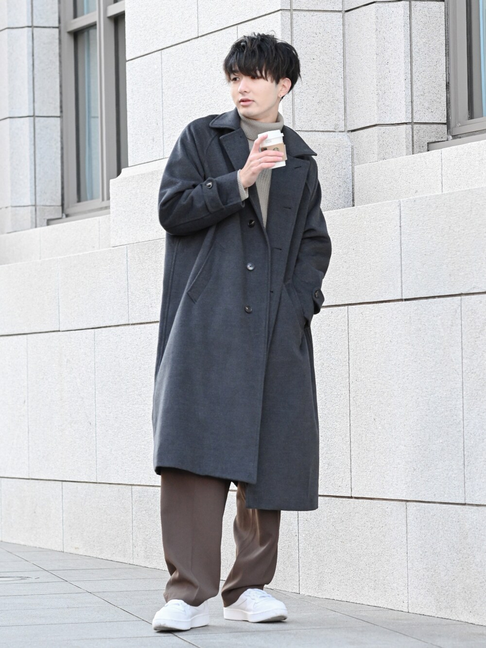 「バルカラーコート、タートルネック、ワイドパンツ、ブラウン、チョコ色に染まれ、白スニーカー、スラックス、スニーカーコーデ、きれいめカジュアル、大学生、休日スタイル、休日コーデ、プチプラ、ベージュ、大人カジュアル」｜「nowmの【nowm】MELTON BAL COLLAR LONG COAT / バルカラーコート（ステンカラーコート、グレー系）」を使った、まささん（メンズ・178cm）の冬コーディネートの5枚目の写真