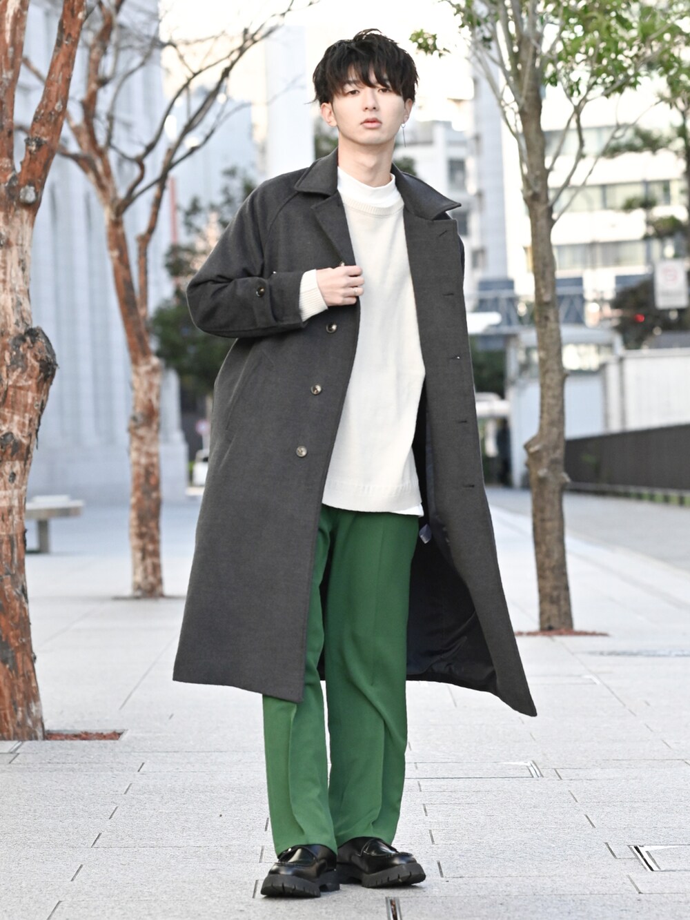 「クリスマスに着たい服、グリーン、カラーパンツ、フレアパンツ、大学生、ローファー、革靴、ニット、レイヤードスタイル、休日スタイル、休日コーデ、WEGO、プチプラ、シンプルコーデ、モックネック」｜「coenのビッグシルエットガンジークルーネックニット（ニット/セーター、ホワイト系）」を使った、まささん（メンズ・178cm）の冬コーディネートの2枚目の写真