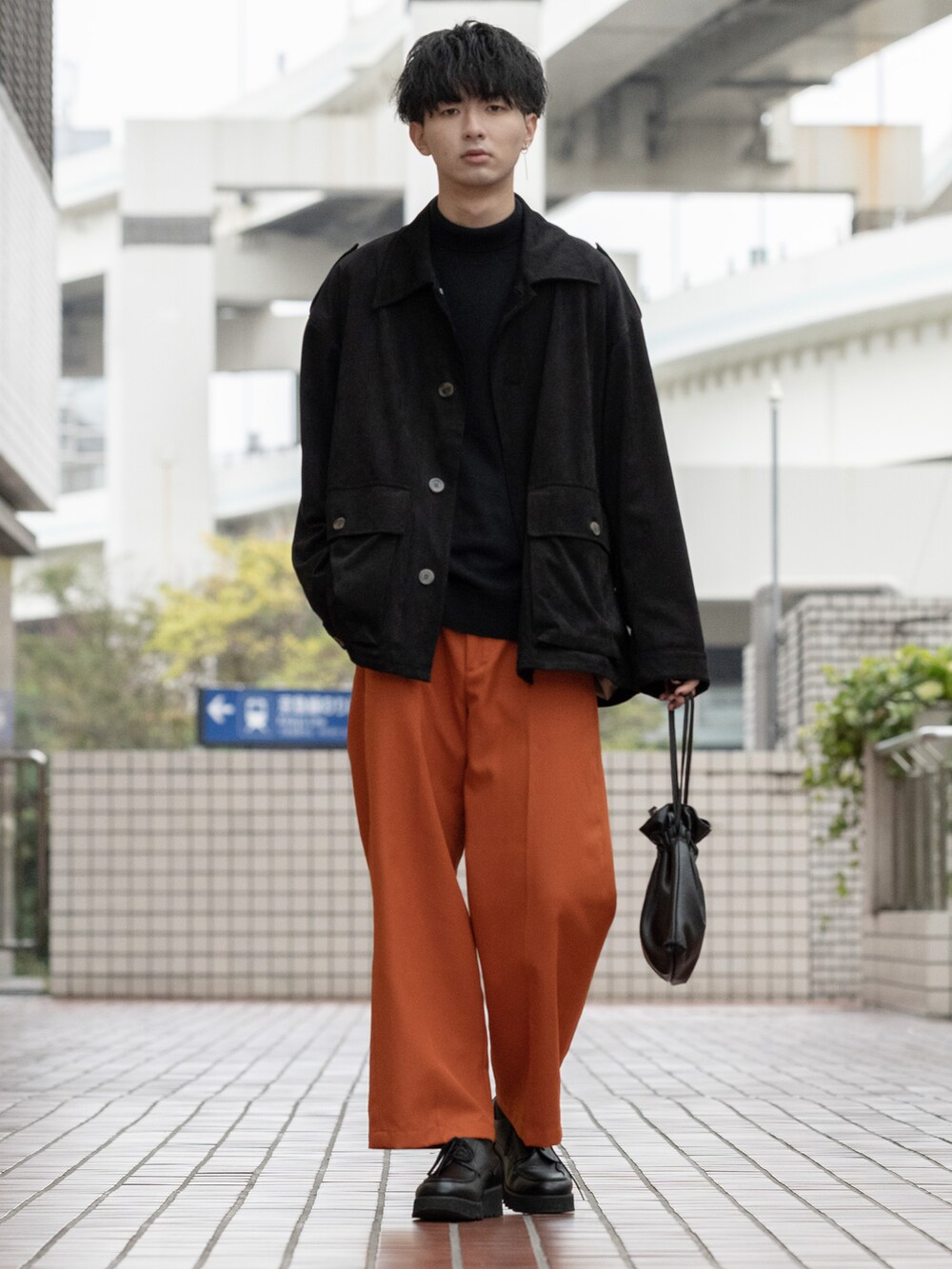 「秋ルック紹介するよ、秋コーデ、カラーパンツ、ワイドパンツ、ローファー、厚底シューズ、巾着バッグ、ミニバッグ、レイヤードスタイル、タートルネック、大学生、ビッグシルエット、オレンジ、秋服準備はじめました、きれいめカジュアル」｜「CASPER JOHNのM-47 field jacket/M-47フィールドジャケット（ミリタリージャケット、ブラック系）」を使った、まささん（メンズ・178cm）の秋コーディネートの2枚目の写真