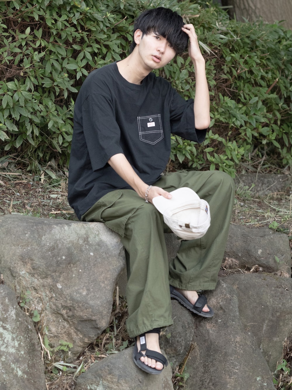 「真夏のアクティブスタイル、アウトドアスタイル、カーゴパンツ、夏だ！Tシャツ着よう！、スポーツサンダル、スポーツミックス、キャップ、ビッグシルエット、ゆるコーデ、ワイドパンツ、カーキ、大学生、リラックススタイル、プチプラ、RAGEBLUE」｜「SMITH'SのSMITH'S(スミス)別注ポケットTシャツ（Tシャツ/カットソー、ブラック系）」を使った、まささん（メンズ・178cm）の夏コーディネートの2枚目の写真