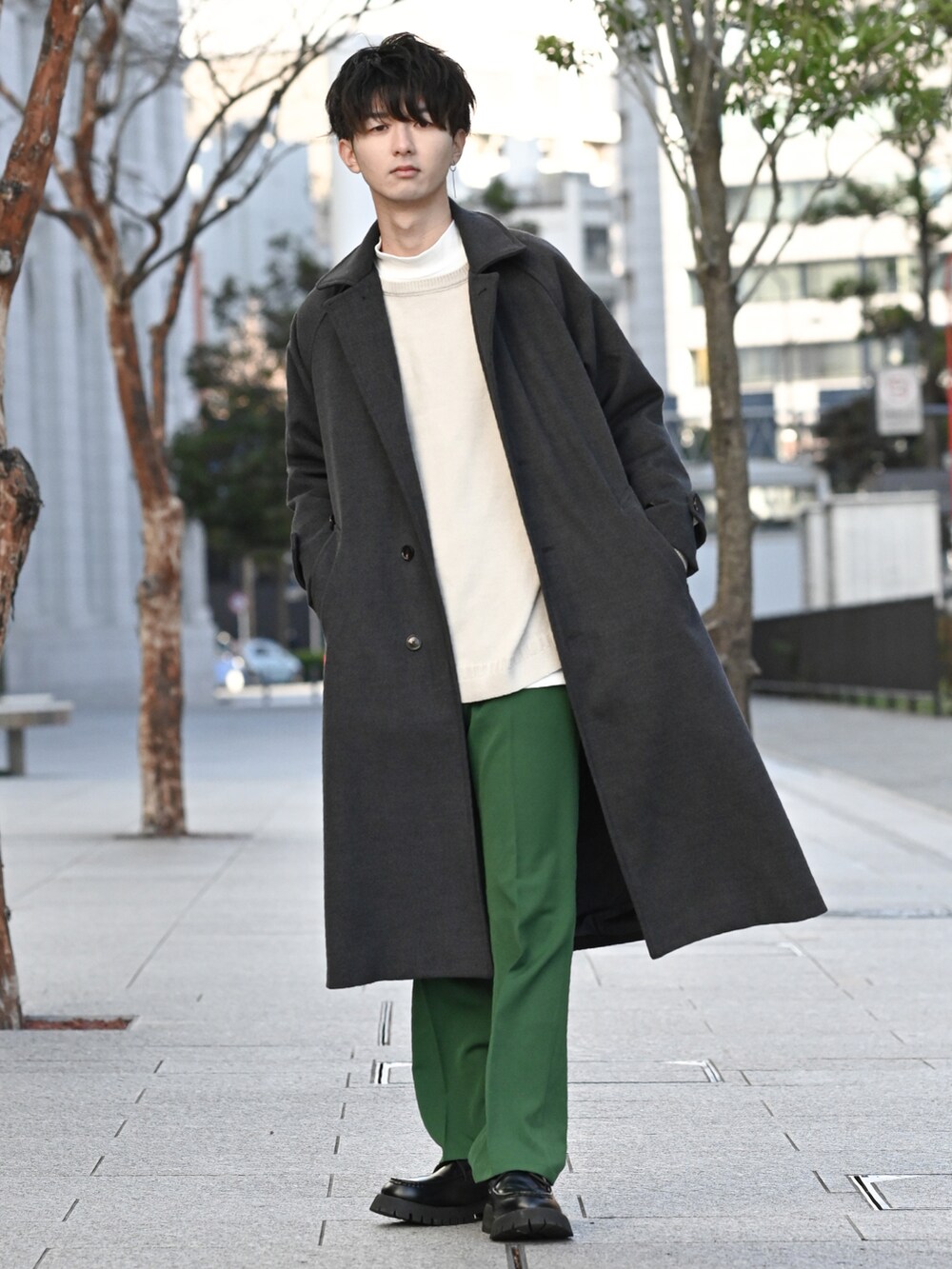 「クリスマスに着たい服、グリーン、カラーパンツ、フレアパンツ、大学生、ローファー、革靴、ニット、レイヤードスタイル、休日スタイル、休日コーデ、WEGO、プチプラ、シンプルコーデ、モックネック」｜「coenのビッグシルエットガンジークルーネックニット（ニット/セーター、ホワイト系）」を使った、まささん（メンズ・178cm）の冬コーディネートの4枚目の写真
