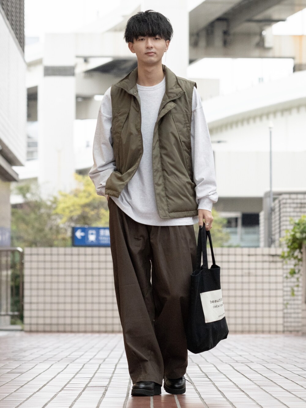 「秋コーデ、アースカラー、チノパン、チノパンツ、ワイドパンツ、ブラウン、カーキ、厚底シューズ、ローファー、モンスターベスト、ベスト、レイヤードスタイル、スウェット、大学生、ビッグシルエット」｜「TAIONの【TAION/タイオン】GLOSTER別注 モンスターベスト MILITALY vest（ダウンベスト、グリーン系）」を使った、まささん（メンズ・178cm）の秋コーディネートの3枚目の写真